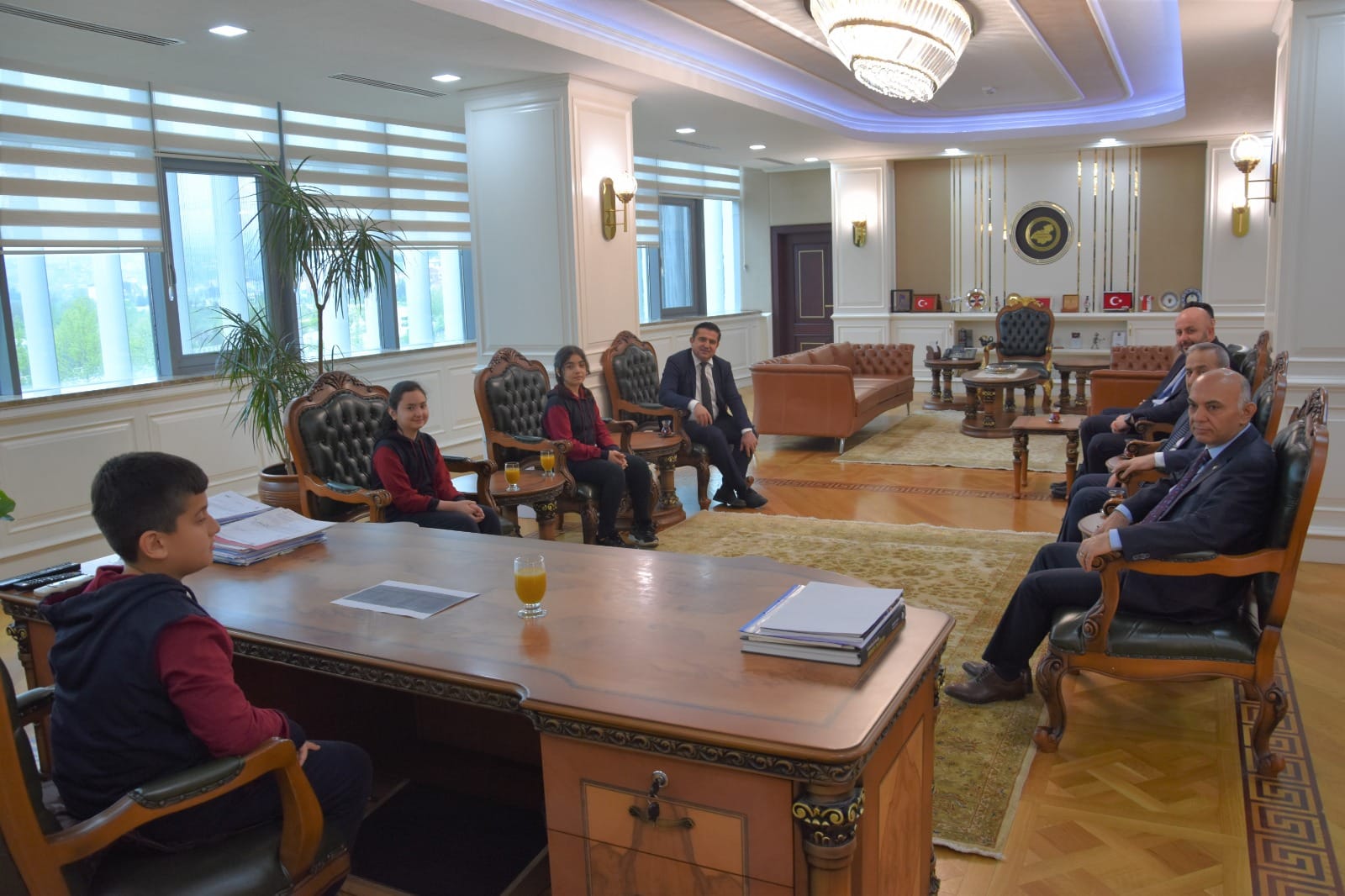 Karabük Vali Vekili Gürel ve Belediye Başkanı Vergili, koltuklarını öğrencilere devretti