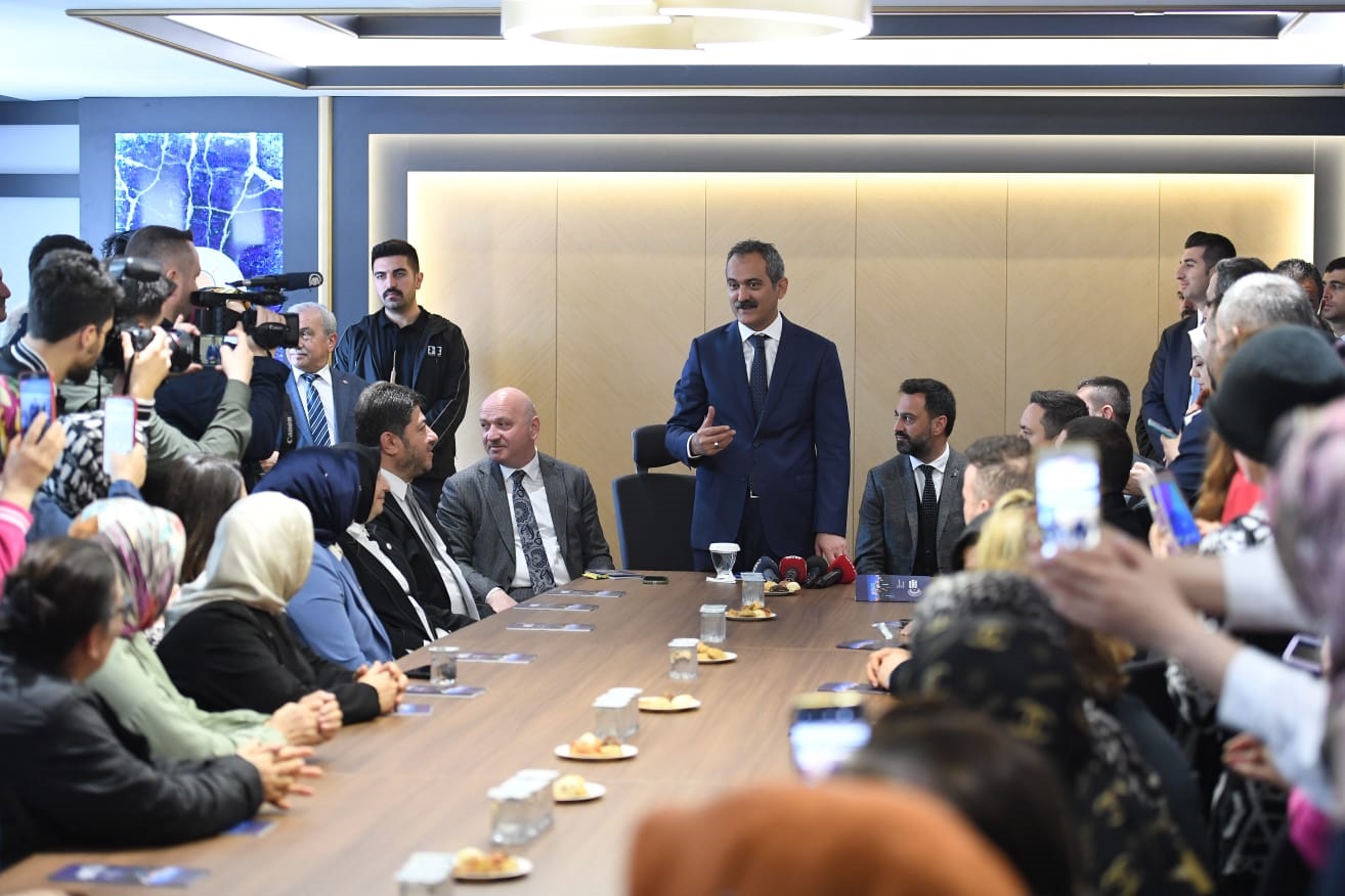 Milli Eğitim Bakanı Özer, AK Parti Altınordu İlçe Başkanlığını ziyaret etti: