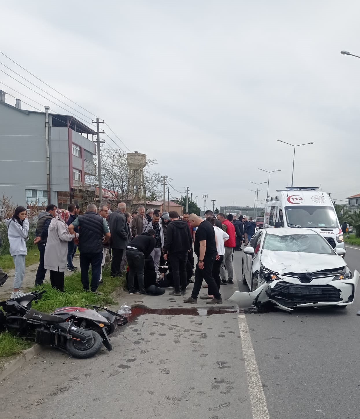 Samsun’da otomobil ile motosiklet çarpıştı 3 kişi yaralandı