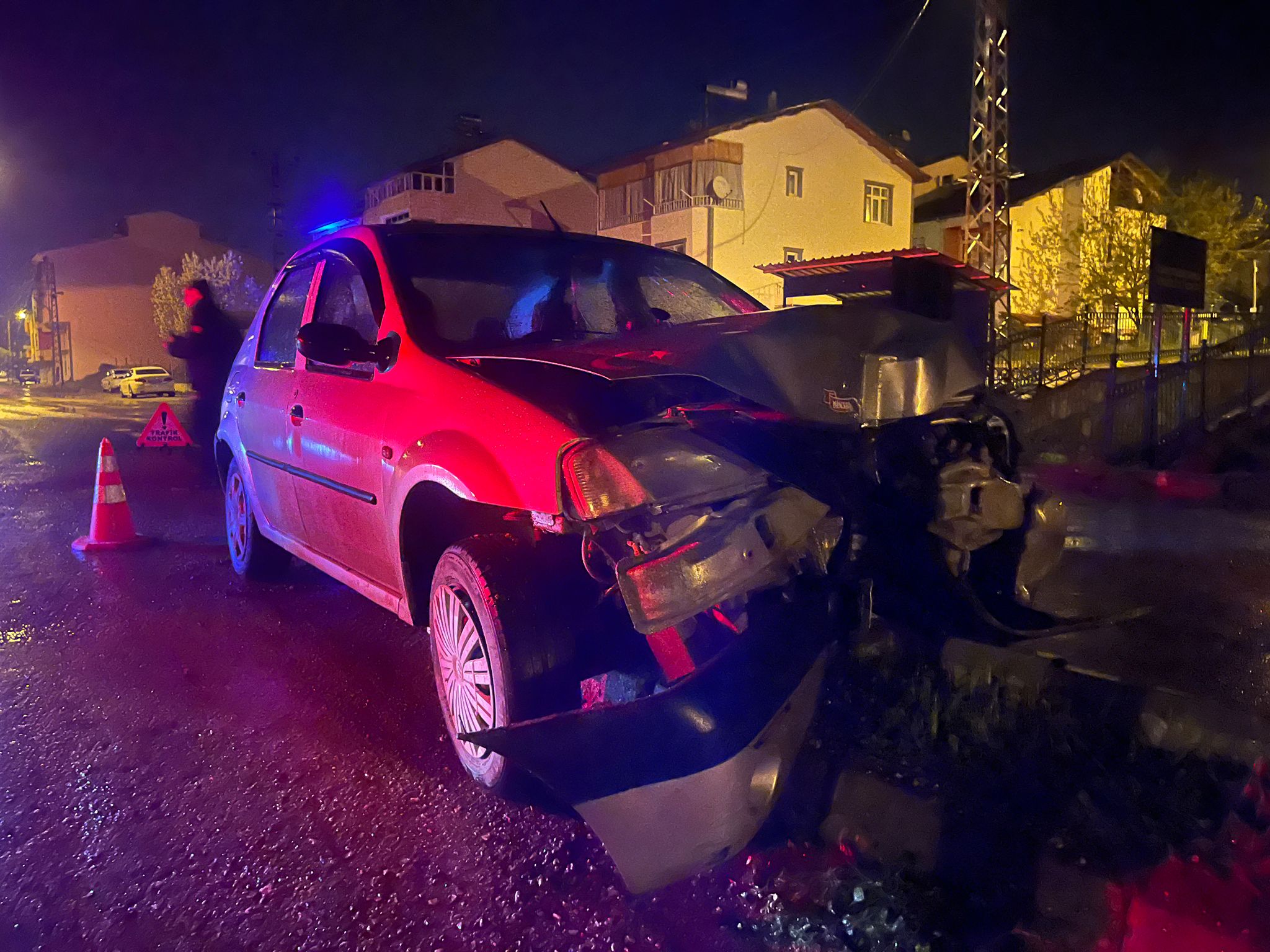 Tokat’ta elektrik direğine çarpan otomobilin sürücüsü yaralandı