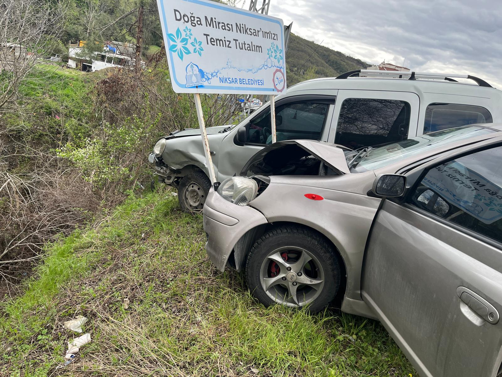 Tokat’ta hafif ticari araçla çarpışan otomobildeki 2 kişi yaralandı