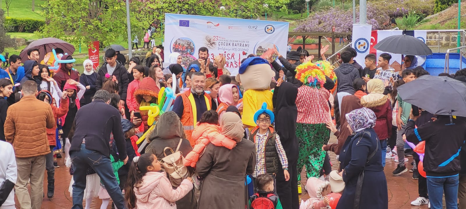 Trabzon’da yaşayan sığınmacı ve depremzede çocuklar için 23 Nisan etkinliği düzenlendi