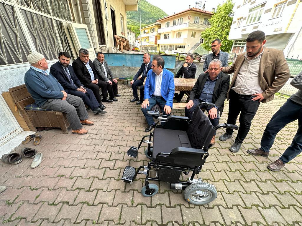 AK Parti’li Şahin’den akülü tekerlekli sandalye hediyesi
