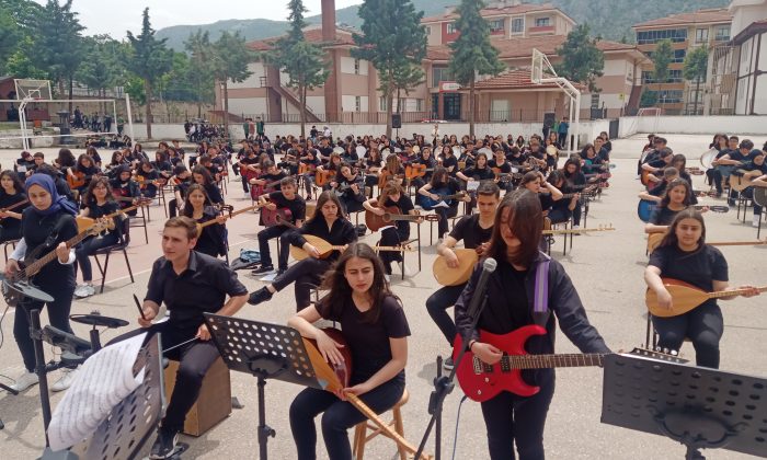 Amasya’da 140 kişilik orkestra oluşturan lise öğrencilerinden konser