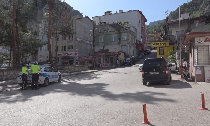 Amasya’da geri manevra yapan otomobilin çarptığı kişi yaralandı