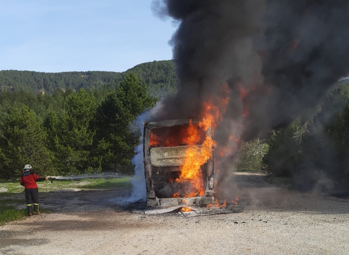 Bolu’da seyir halindeki yolcu otobüsü tamamen yandı