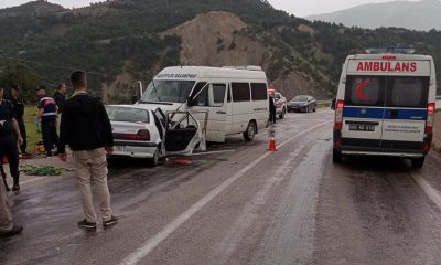 GÜNCELLEME 2 – Tokat’ta öğrencilerin bulunduğu minibüs ile otomobil çarpıştı, 2 kişi öldü, 10 kişi yaralandı