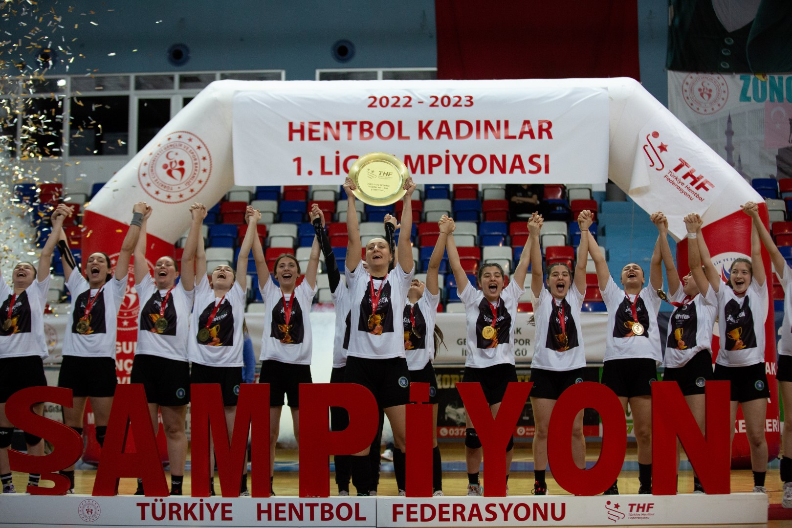 Hentbol Kadınlar 1. Lig’de şampiyon Bursa Büyükşehir Belediyesi oldu