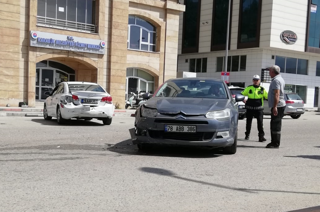 Karabük’te 2 otomobilin çarpıştığı kazada bir kişi yaralandı