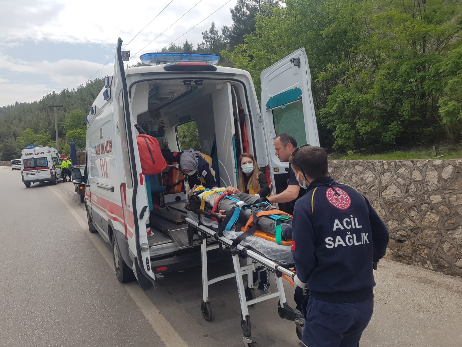 Karabük’te duvara çarpan otomobildeki 3 kişi yaralandı