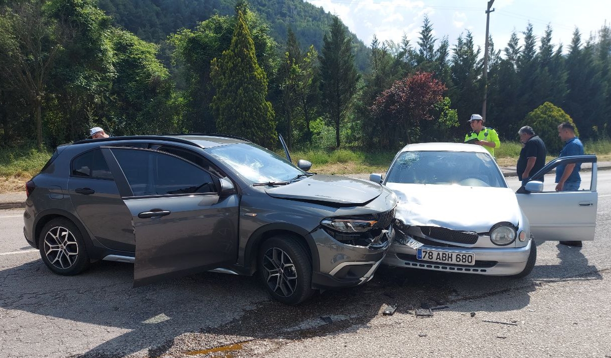 Karabük’teki trafik kazasında 5 kişi yaralandı