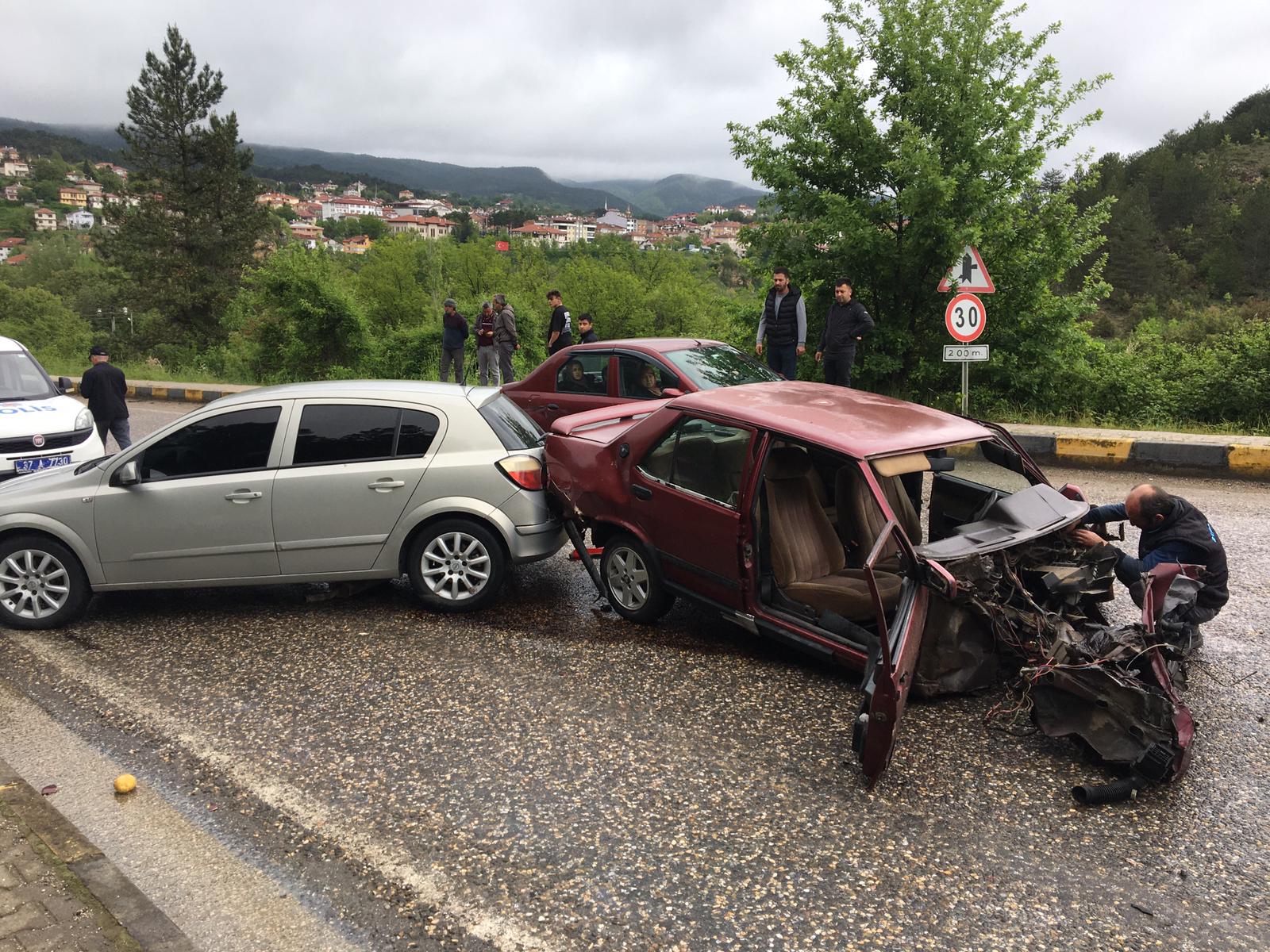 Kastamonu’da 3 aracın karıştığı kazada iki kişi yaralandı