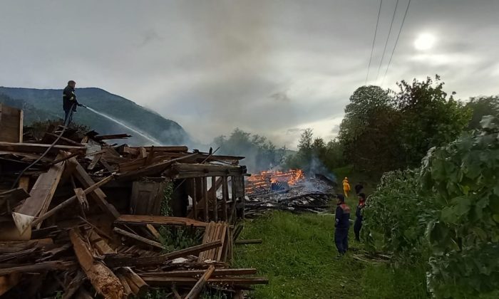 Kastamonu’da yıldırım isabet etmesi sonucu çıkan yangında 2 ev ve ahır zarar gördü