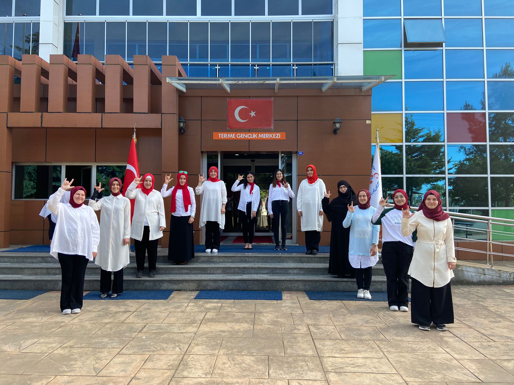 Samsun’da gençlik merkezi kursiyerleri “19 Mayıs Marşı”nı işaret diliyle okudu