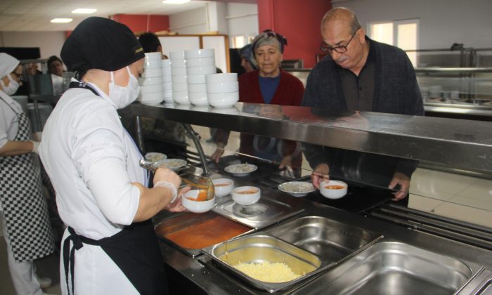 Sinop’ta Türk Mutfağı Haftası kapsamında depremzedelere yöresel yemek ikram edildi