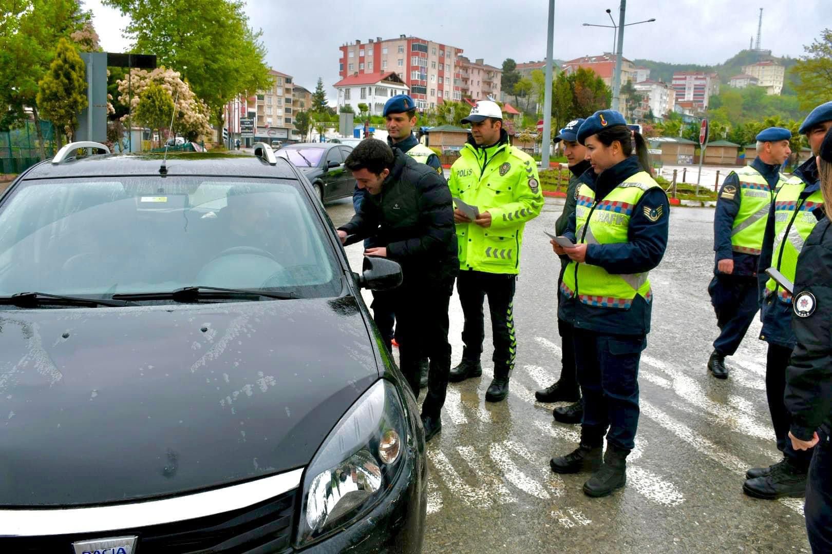 Türkeli’de sürücüler ve çocuklara trafik bilgilendirmesi yapıldı