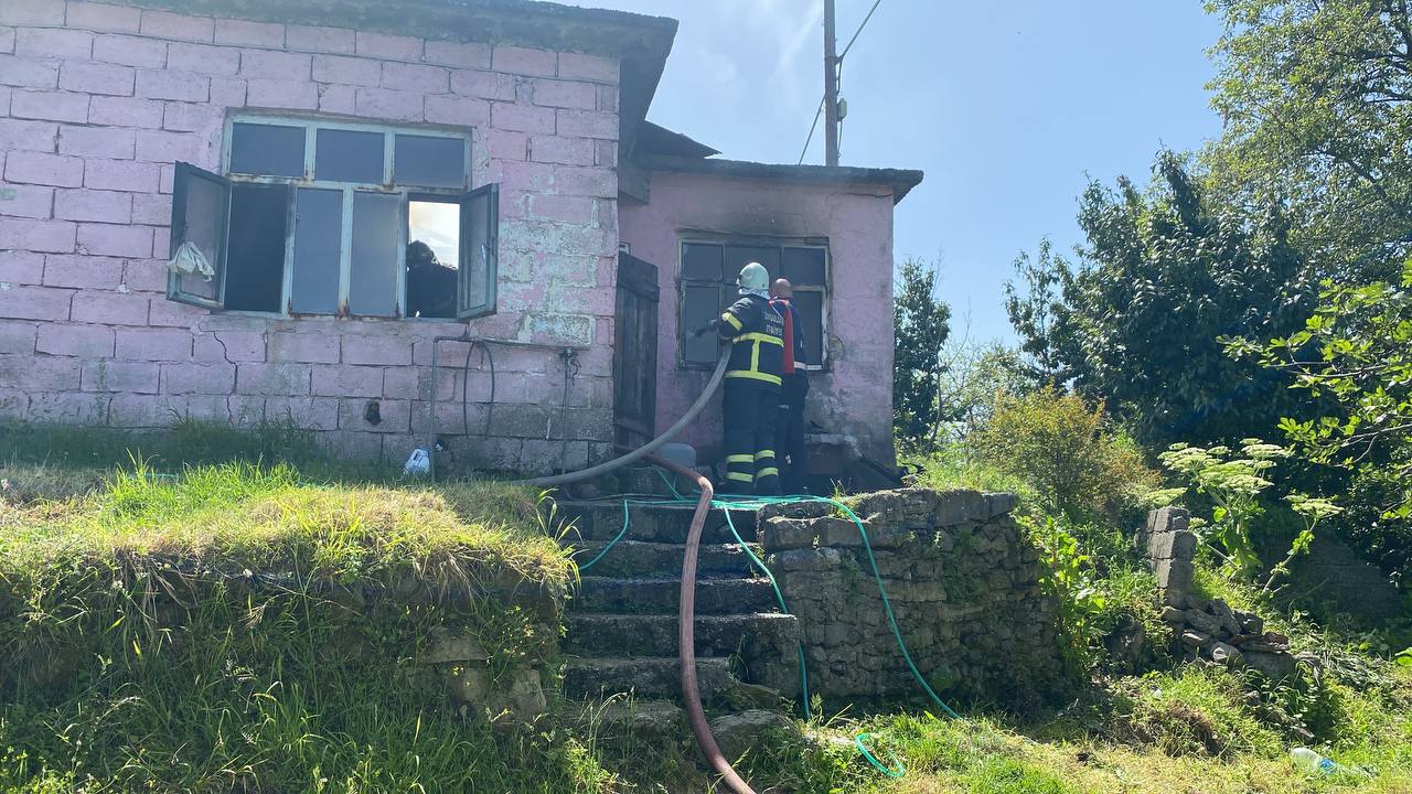 Zonguldak’ta müstakil evde çıkan yangında yaşlı kadın dumandan etkilendi