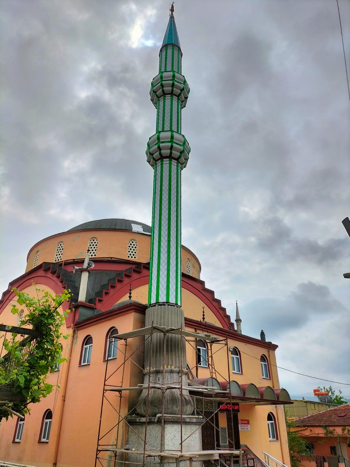 Zonguldak’ta şiddetli rüzgar nedeniyle devrilen caminin minaresi yeniden yapıldı