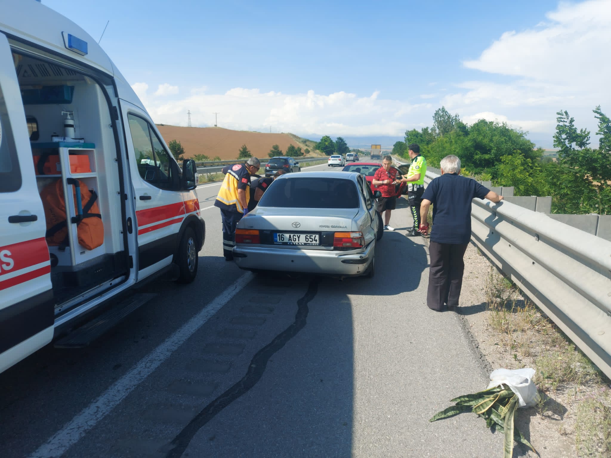 Amasya’da bariyere çarpan otomobildeki 5 kişi yaralandı