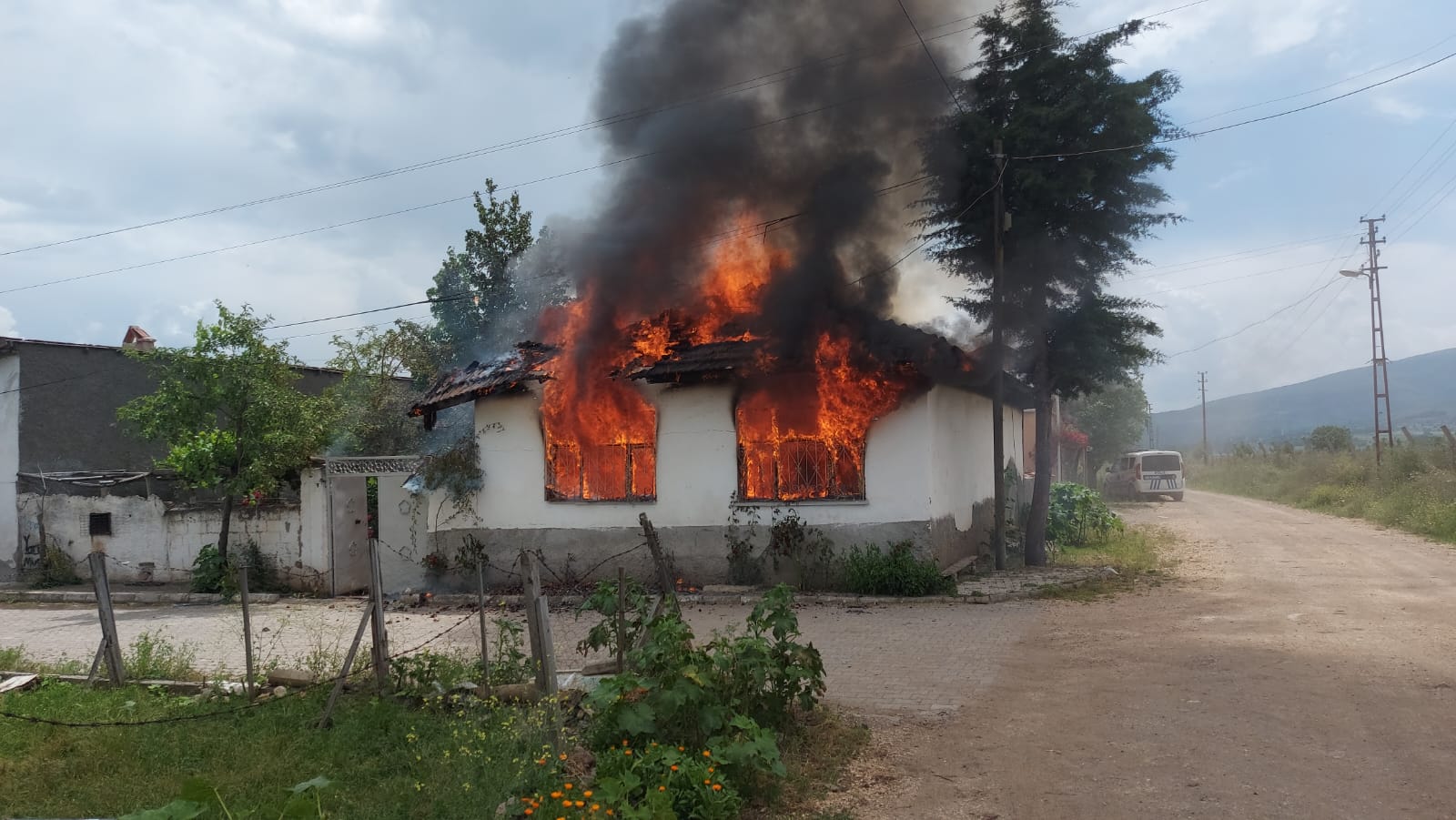 Amasya’da yangın çıkan müstakil ev kullanılamaz hale geldi