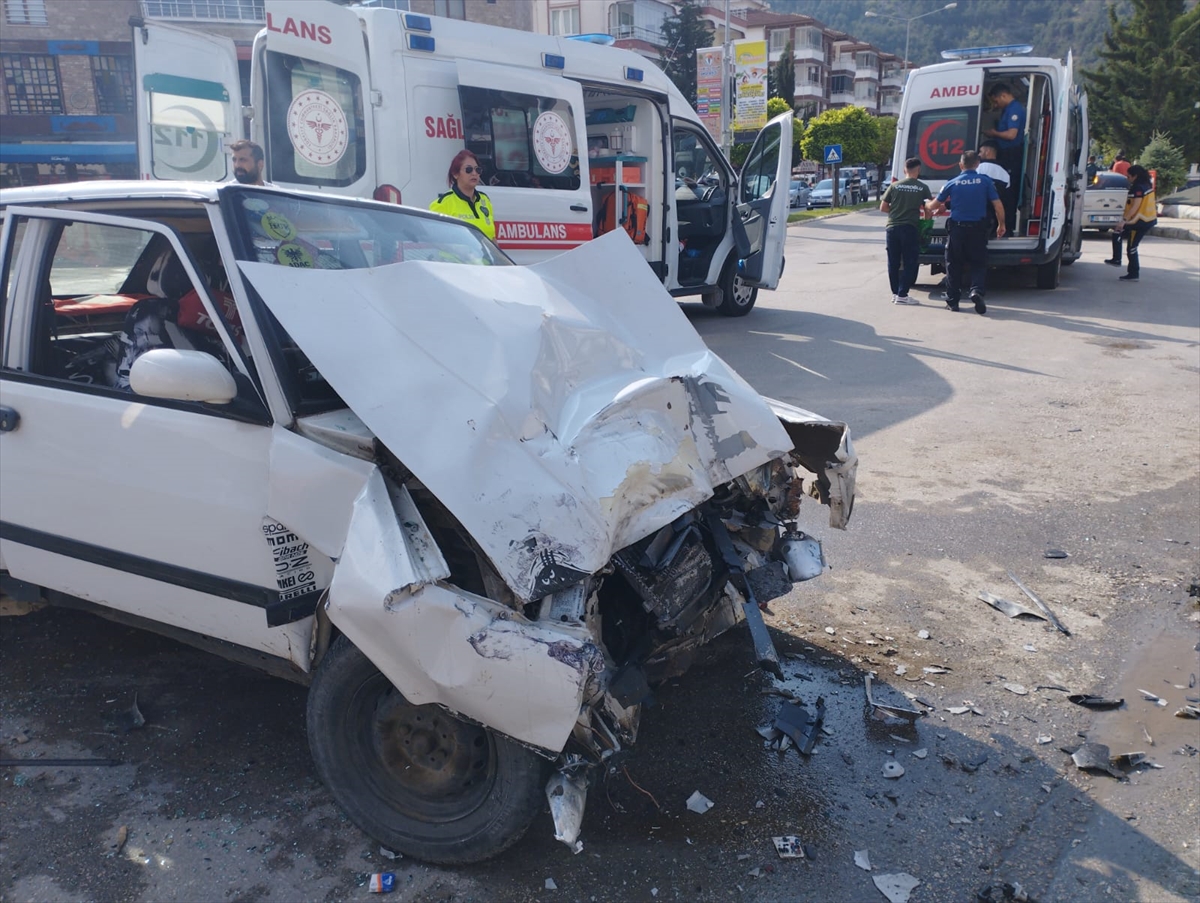 Amasya’da yolcu midibüsü ile otomobilin çarpıştığı kazada 5 kişi yaralandı