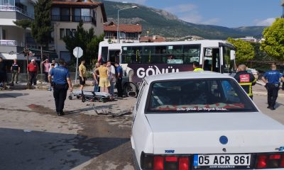 Amasya’da yolcu midibüsü ile otomobilin çarpıştığı kazada 5 kişi yaralandı