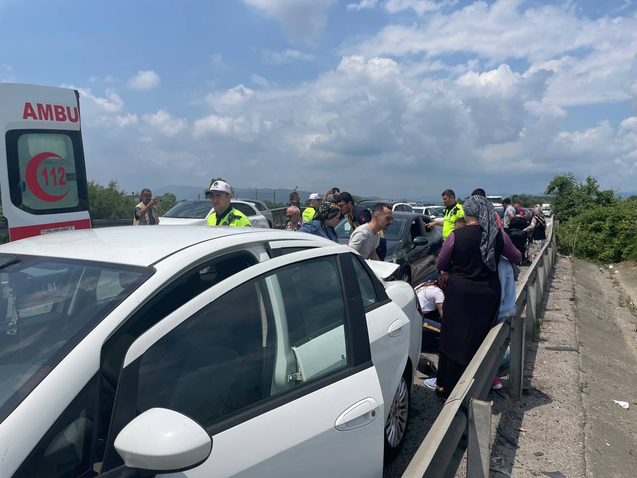 Anadolu Otoyolu’nda 6 aracın karıştığı zincirleme kazada 5 kişi yaralandı