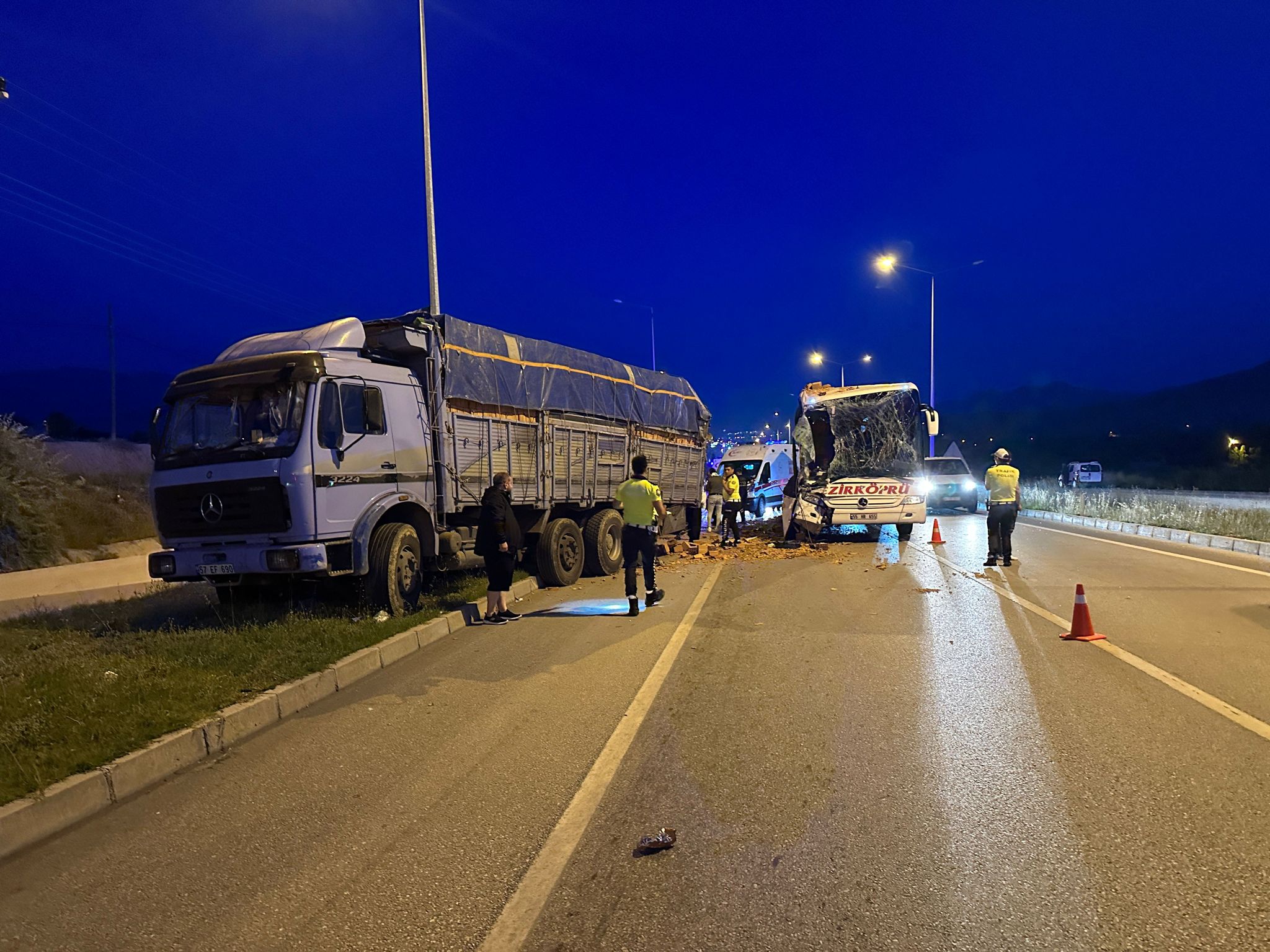 Çorum’da yolcu otobüsü ile tuğla yüklü kamyon çarpıştı: 1 ölü, 9 yaraladı