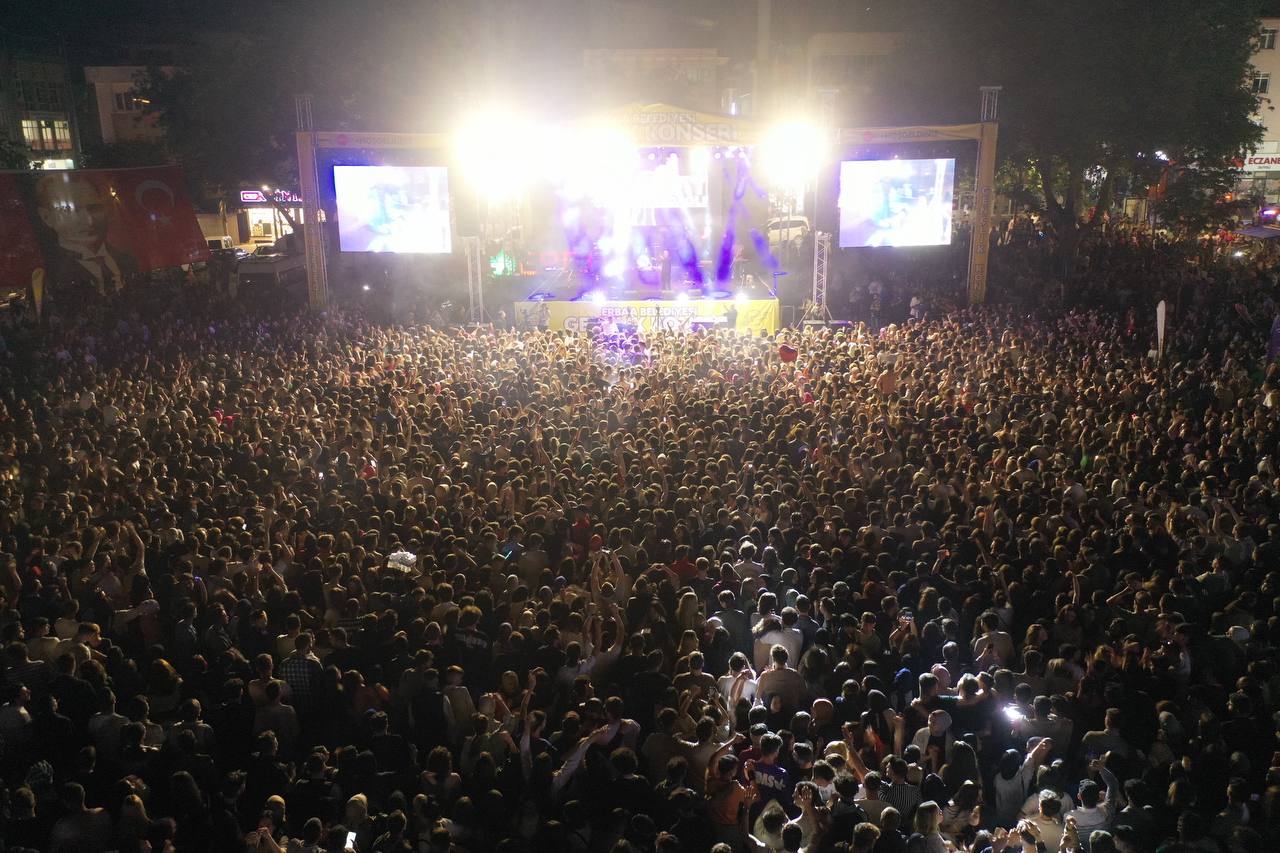 Erbaa Belediyesince Gençlik Konseri düzenledi