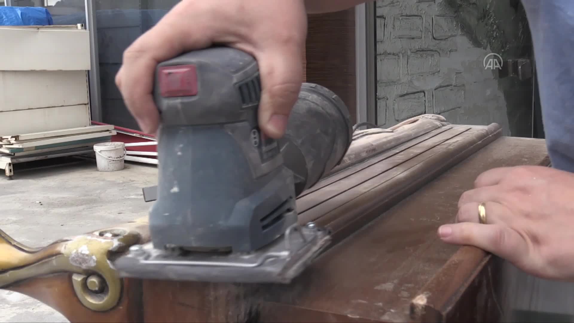 Eski ve kırık mobilyalar kadın marangozun elinde yenileniyor