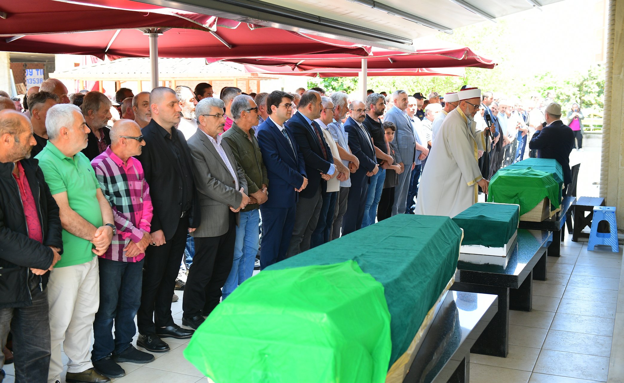 Fransa’da öldürülen anne ve 2 çocuğunun cenazeleri Trabzon’da toprağa verildi