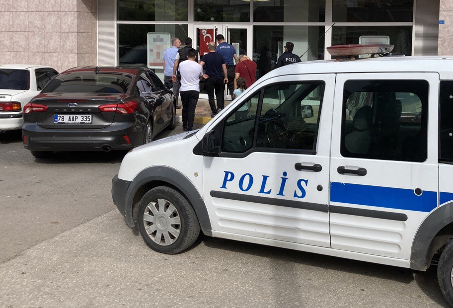 Karabük’te banka şubesine saçma isabet etmesine ilişkin 3 şüpheliye gözaltı