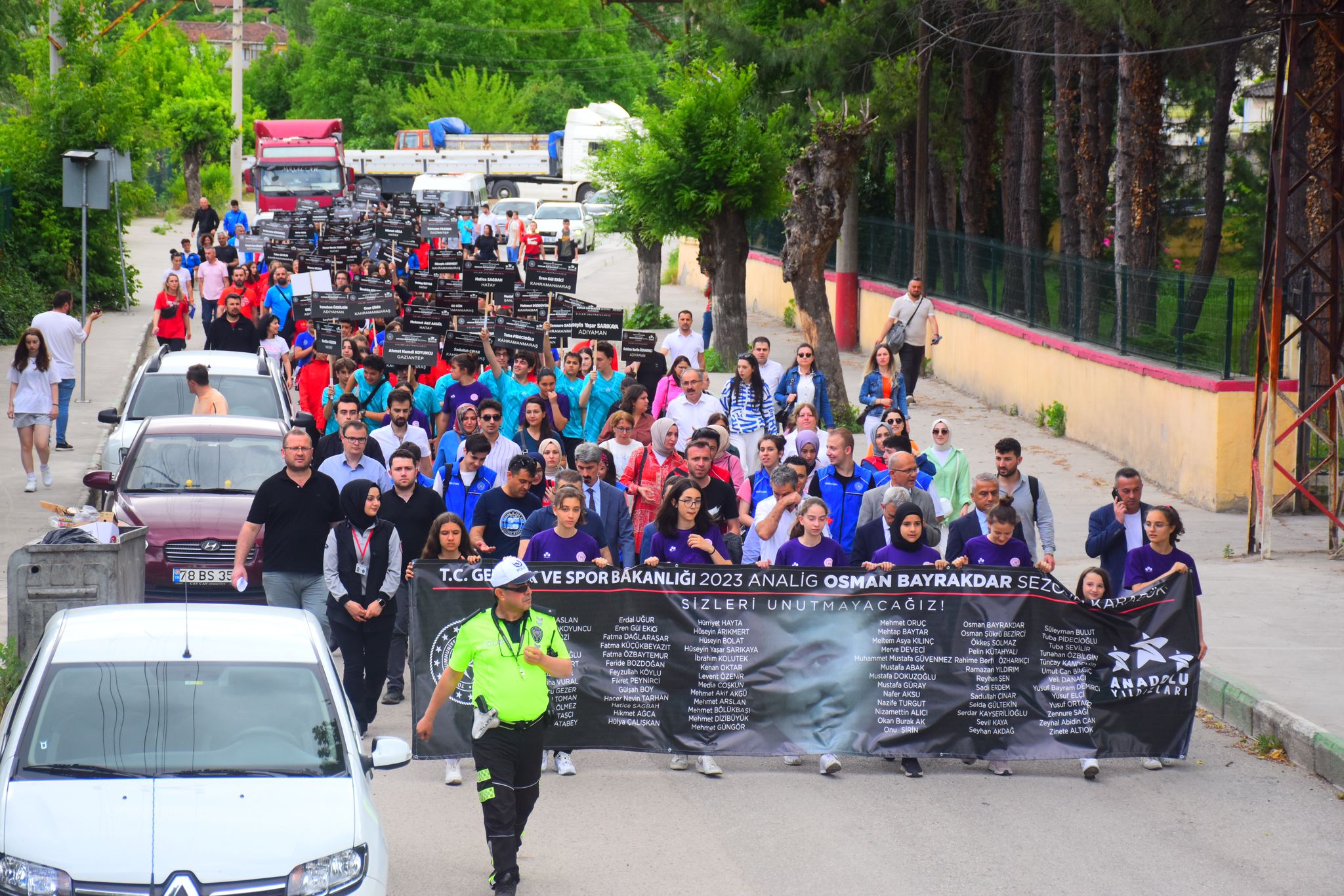 Karabük’te sporcular depremde hayatını kaybedenler anısına “saygı yürüyüşü” yaptı