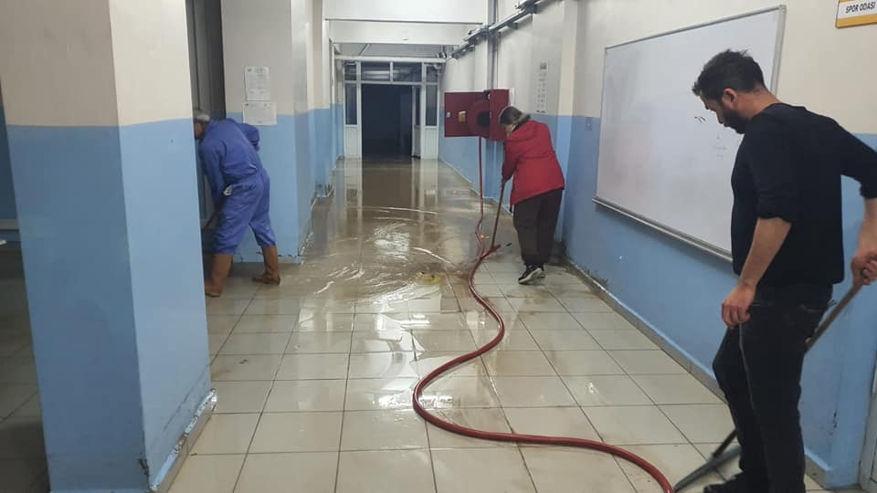 Karabük’te yağıştan etkilenen okul temizleniyor