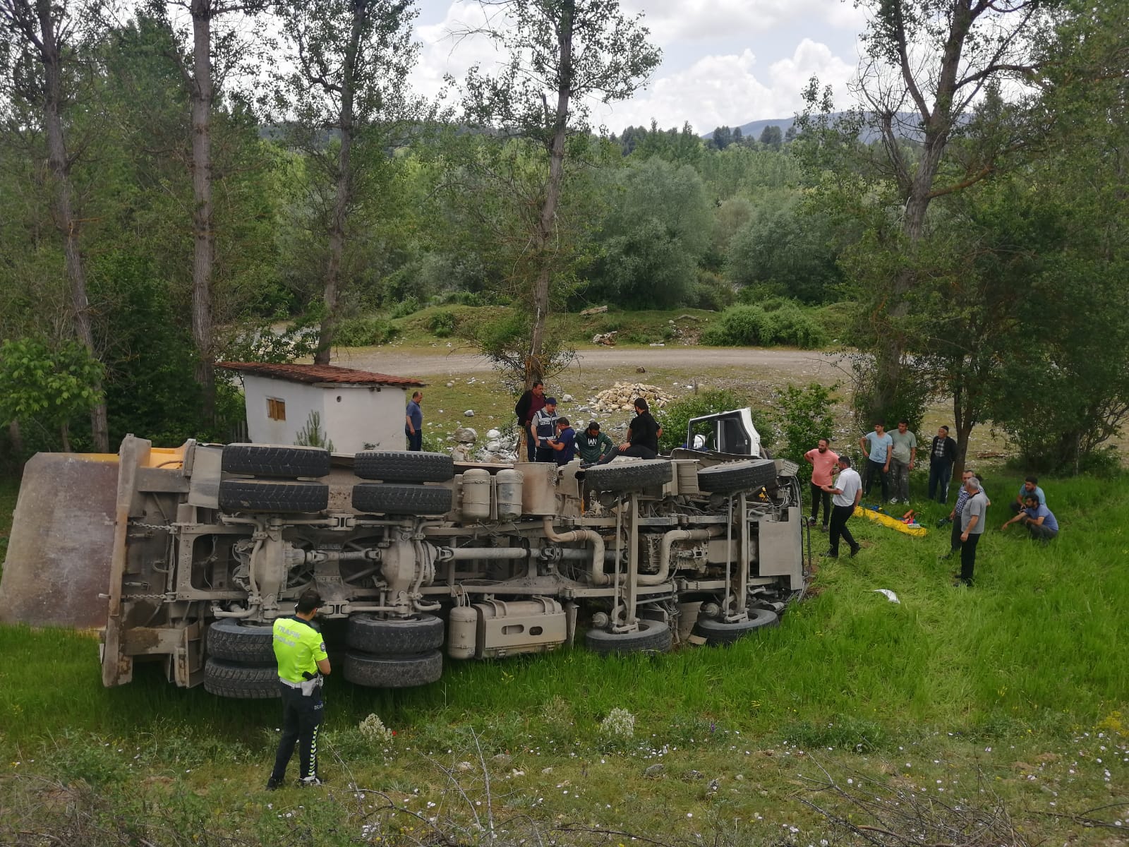 Kastamonu’da devrilen hafriyat yüklü kamyonun sürücüsü yaralandı