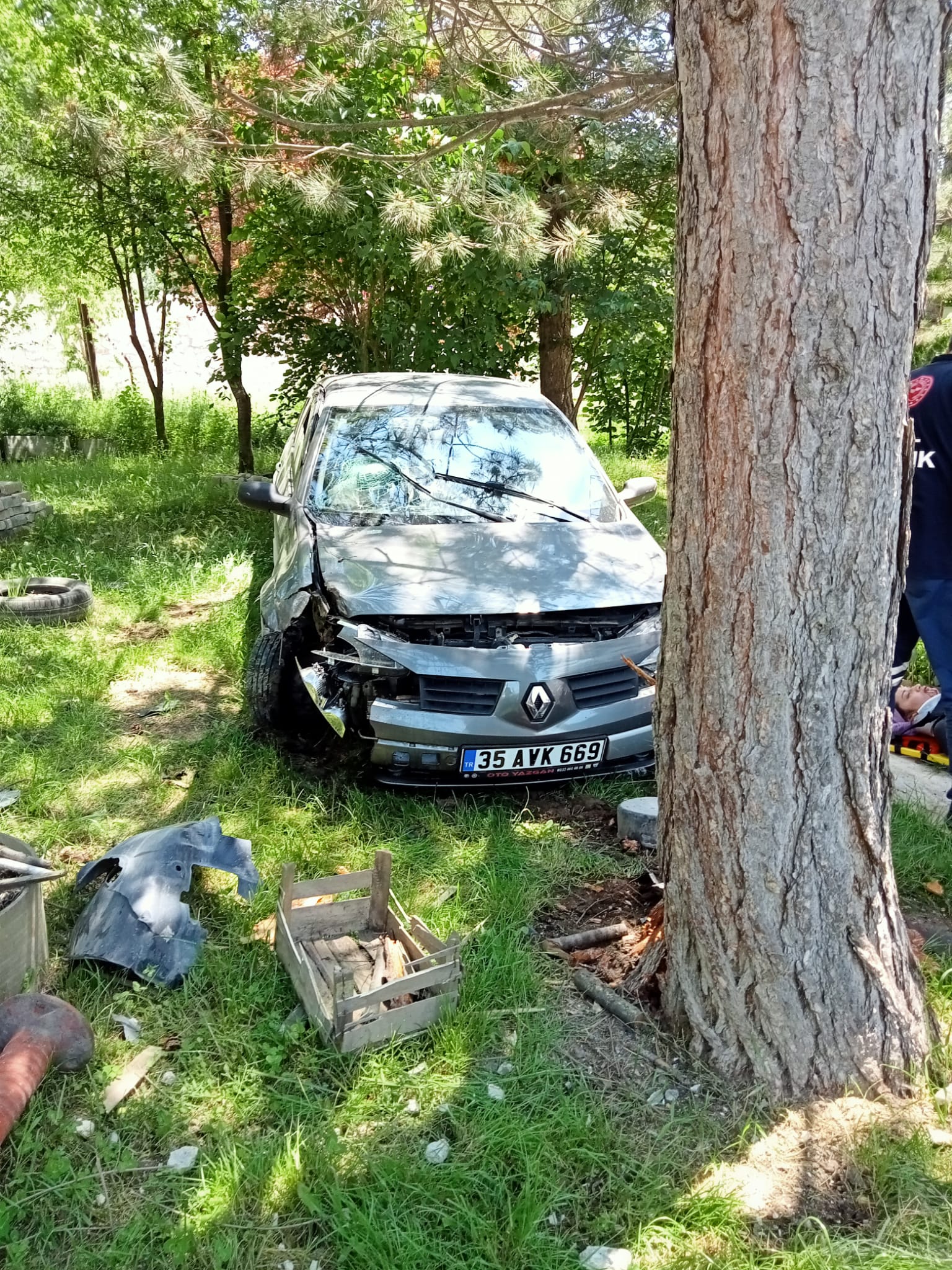 Mudurnu’da ağaca çarpan otomobilin sürücüsü yaralandı