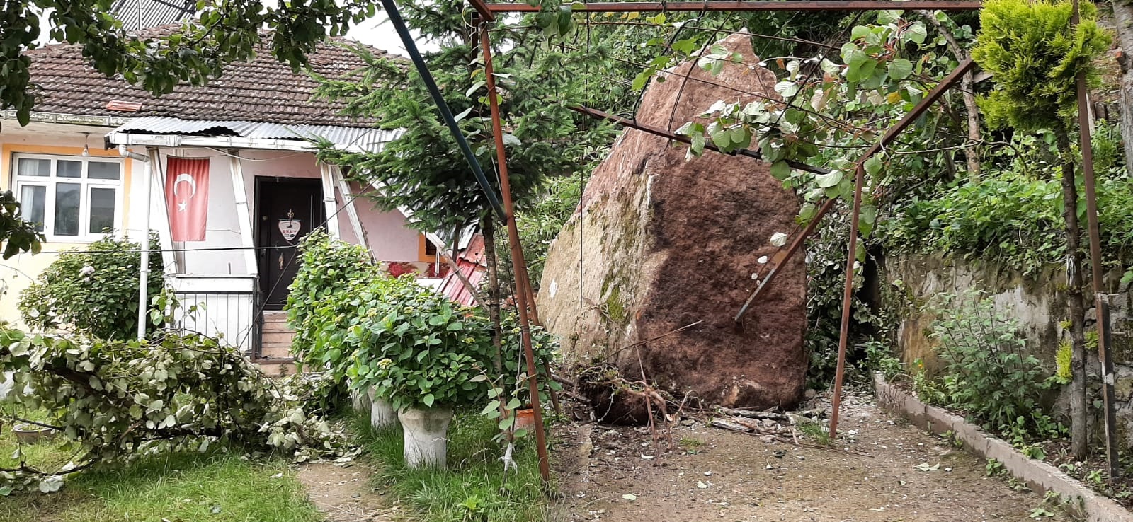 Ordu’da yamaçtan kopan kaya kütlesi eve zarar verdi