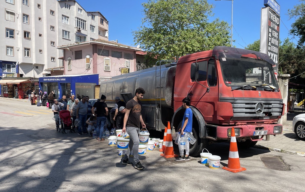 Sağanak sonrası su kesintisi yaşanan Sinop’ta vatandaşlara tankerle su dağıtılıyor