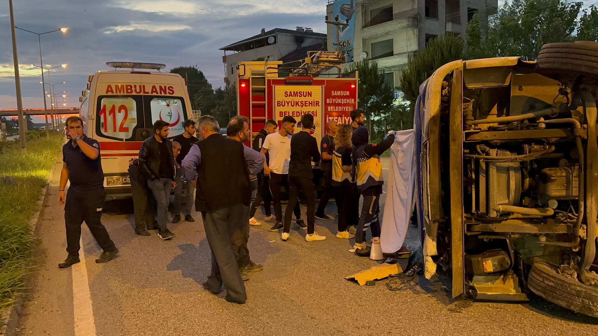 Samsun’da refüje çarparak yan yatan kamyonetin sürücüsü hayatını kaybetti