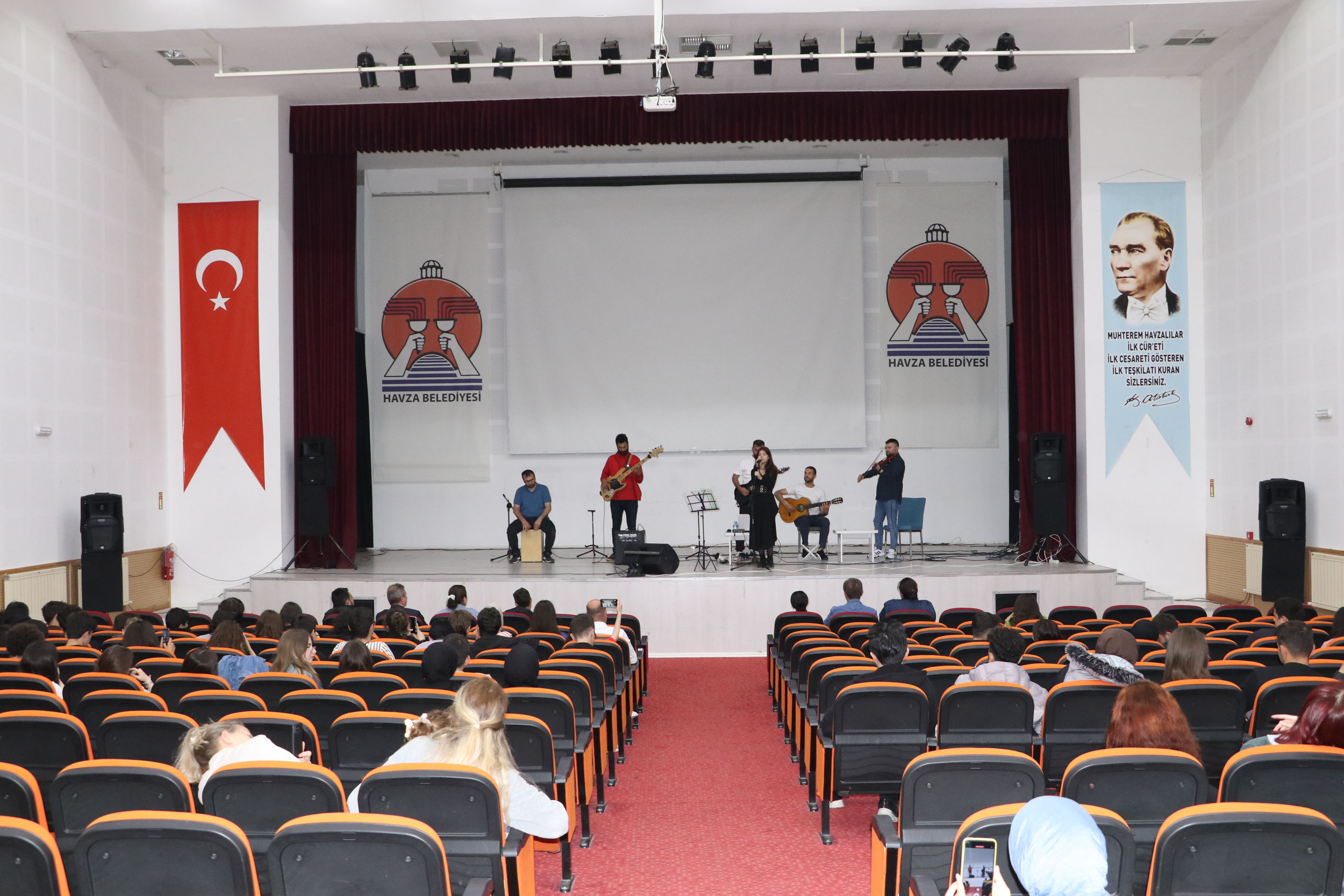 Samsun’un Havza ilçesinde gönüllü öğretmenler YKS’ye girecek öğrenciler için sahne aldı