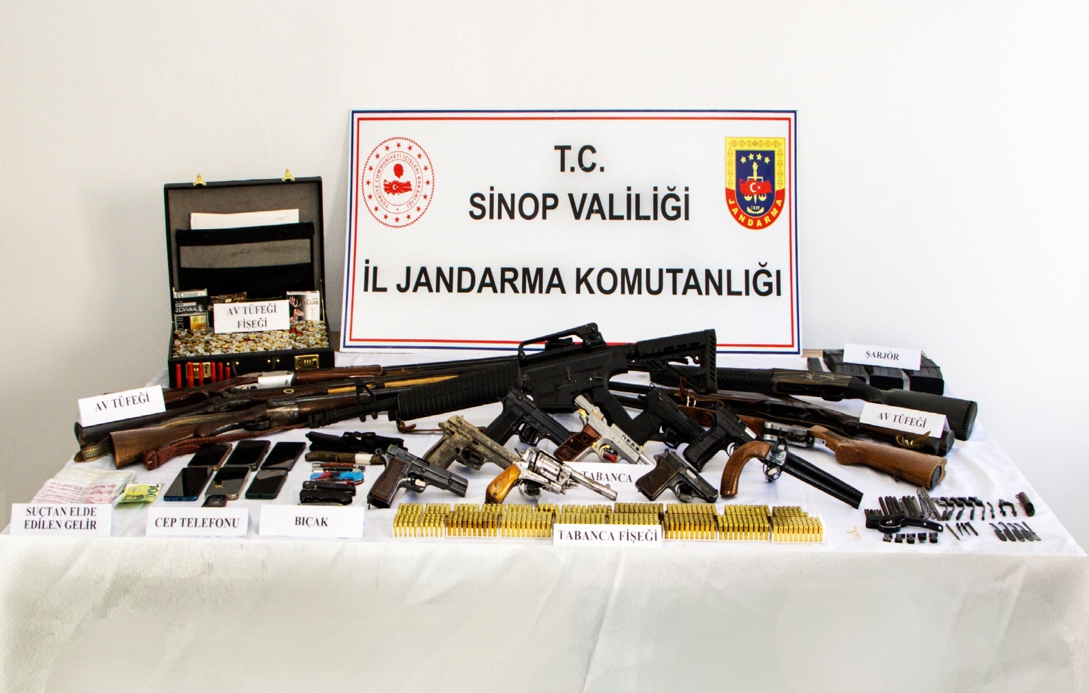 Sinop merkezli silah ve mühimmat kaçakçılığı operasyonunda 17 zanlı yakalandı