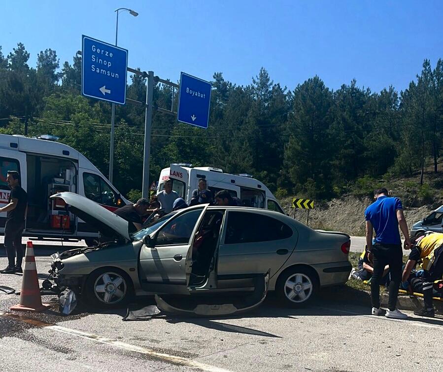 Sinop’ta tır ile çarpışan otomobildeki 2 kişi yaralandı
