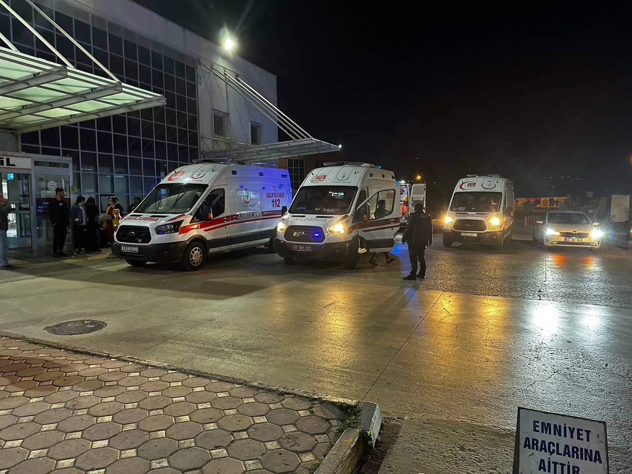 Tokat’ta kamyonet ile otomobilin çarpıştığı kazada 6 kişi yaralandı