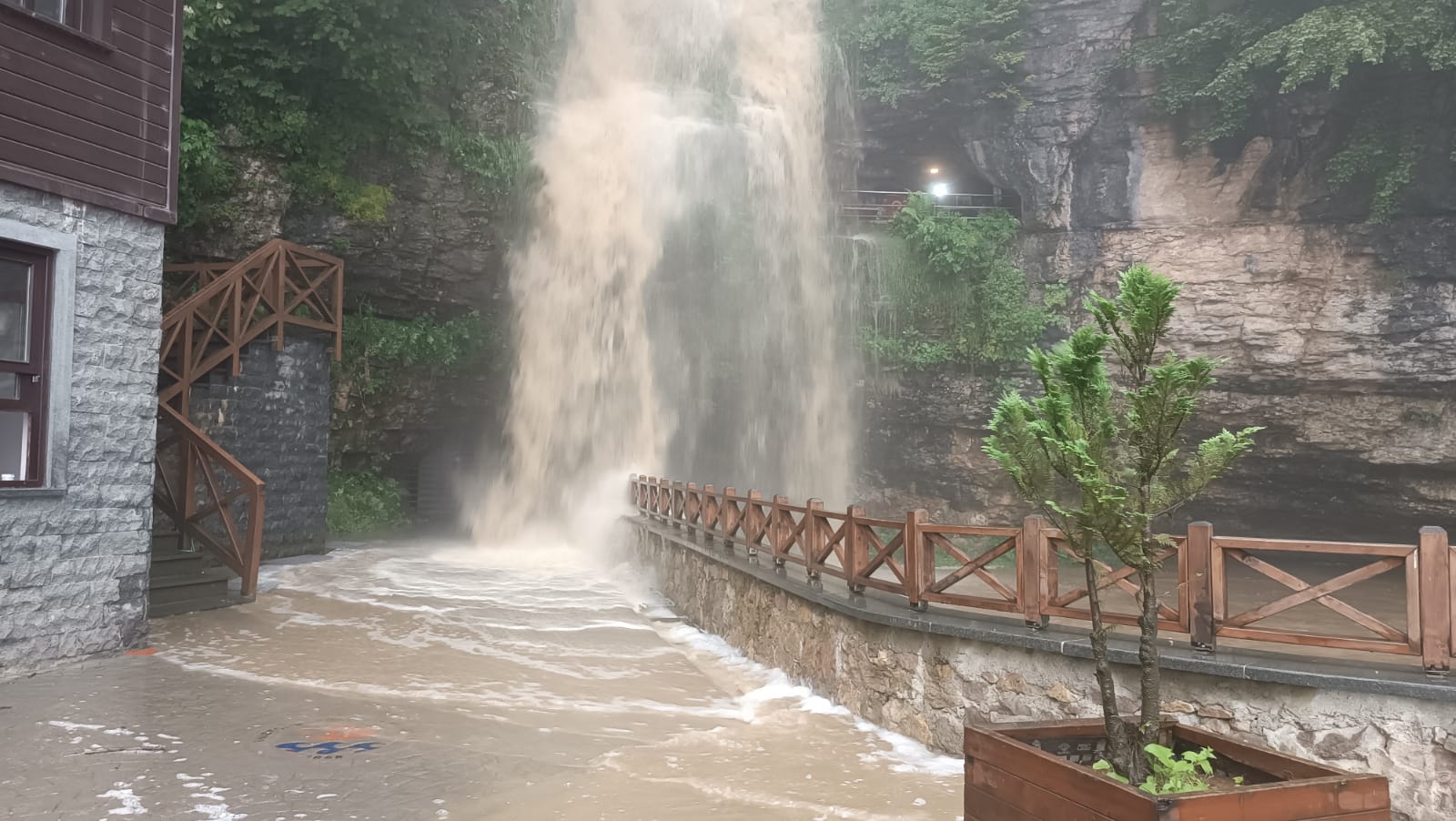 Trabzon Çal Mağarası’na giriş, debisi yükselen şelale nedeniyle kapatıldı