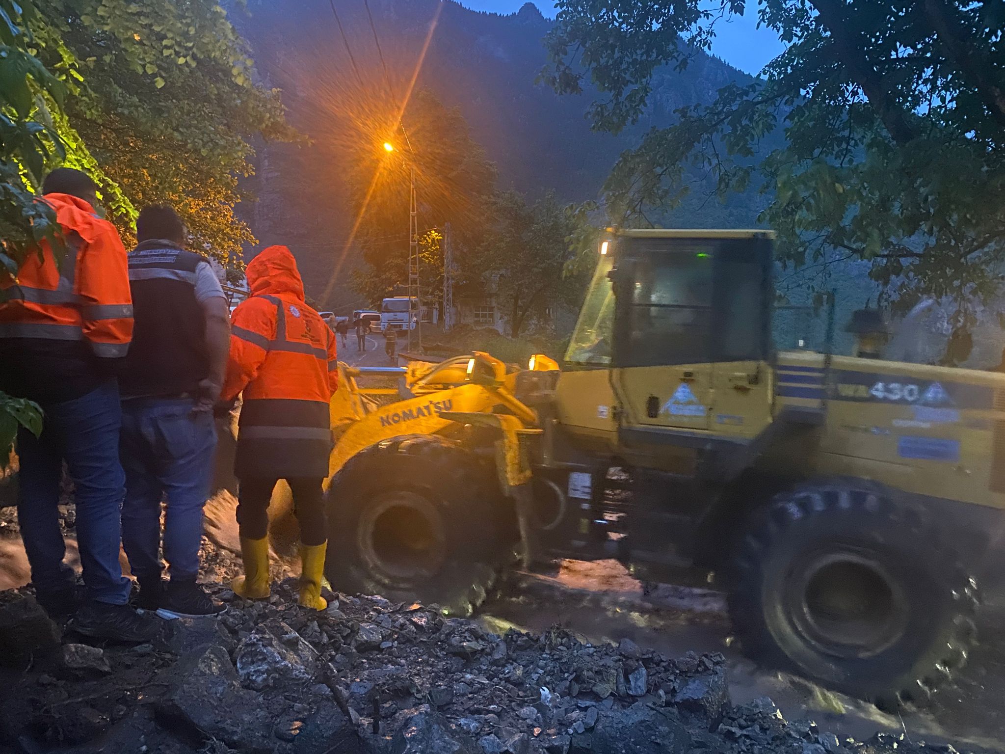 Trabzon’da şiddetli yağış hayatı olumsuz etkiledi