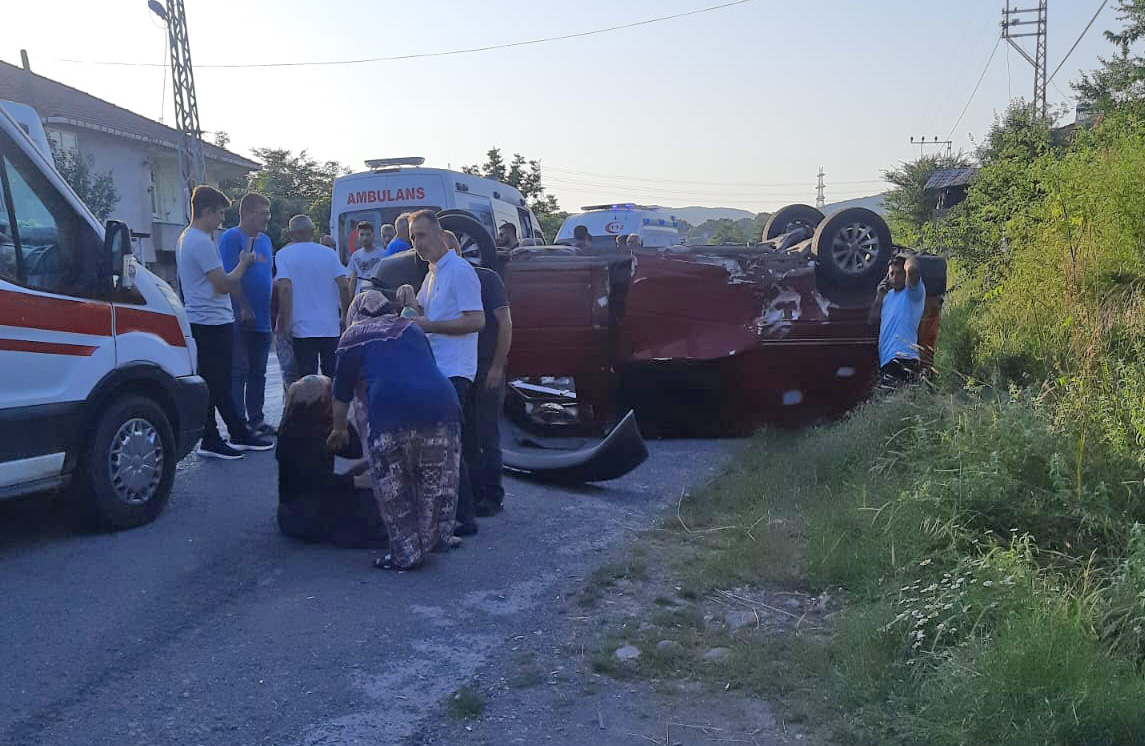 Zonguldak’ta işçileri taşıyan midibüs ile otomobilin çarpıştığı kazada 7 kişi yaralandı
