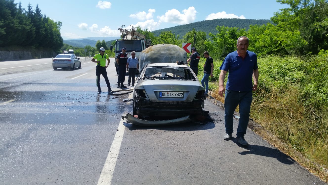 Zonguldak’ta seyir halindeki otomobil yandı