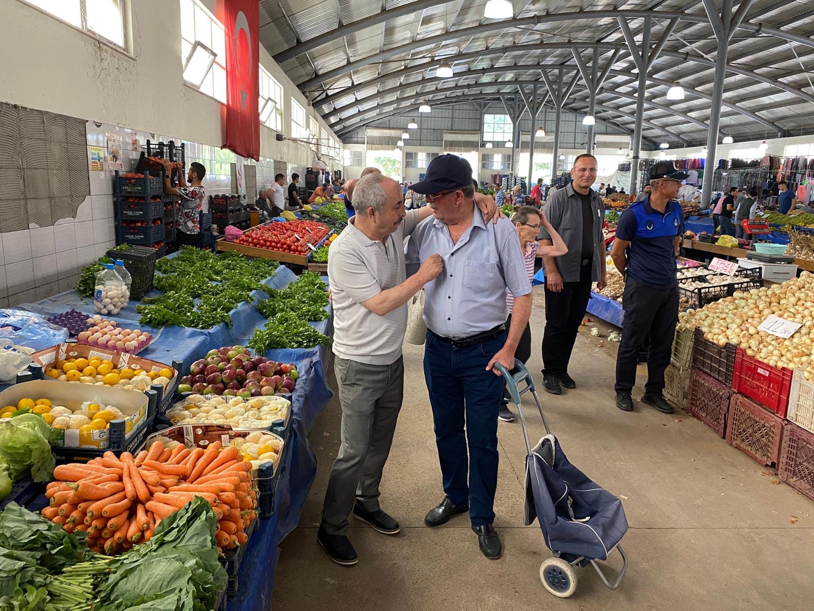 Amasya Belediye Başkanı Çelik’ten pazar esnafına ziyaret