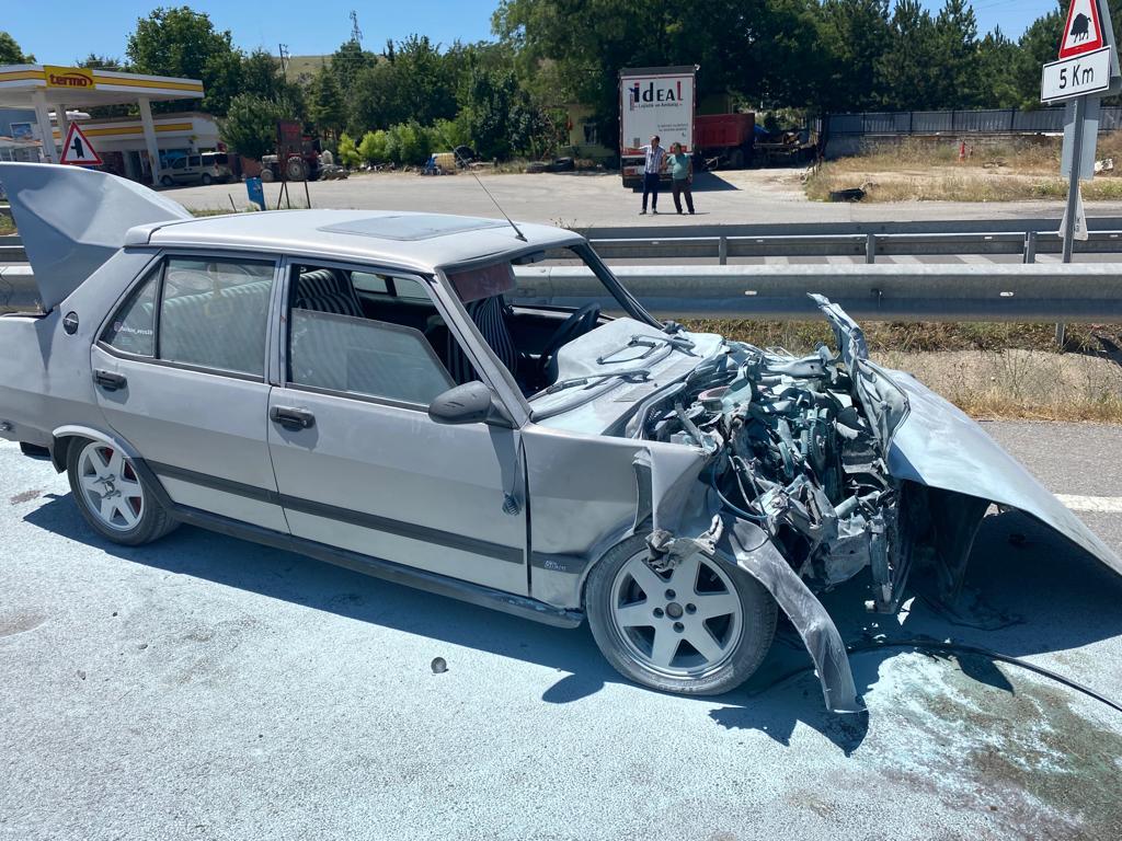 Amasya’da bariyere çarpan otomobildeki 3 kişi yaralandı