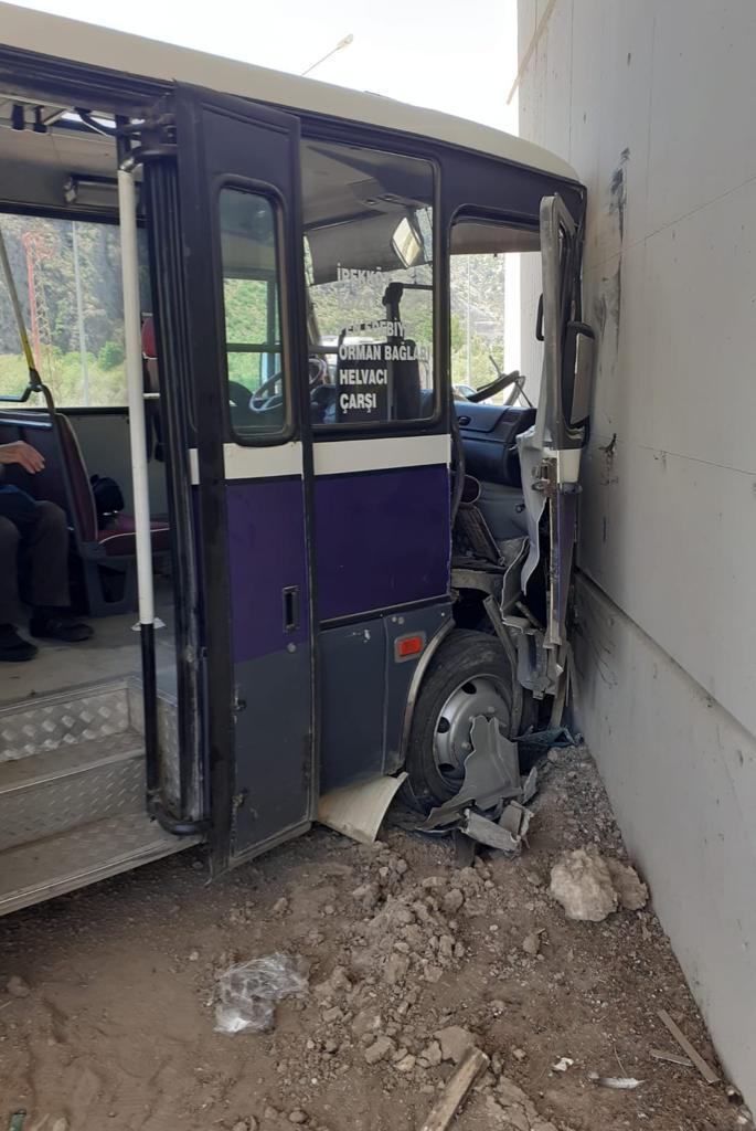 Amasya’da otomobil ile minibüsün çarpışması sonucu 21 kişi yaralandı